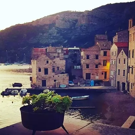 Ribarska * Komiža